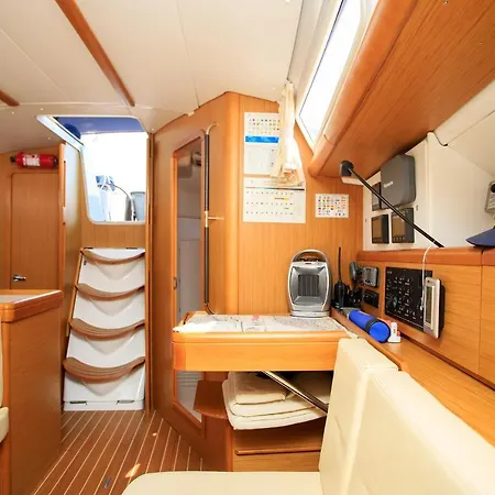 Salis - Jeanneau 39i Hotel en barco